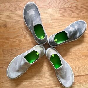 2 PAIR!!! OOFOS OOMG EEZEE Low white Tan Camo and green camo Sneakers Size 9